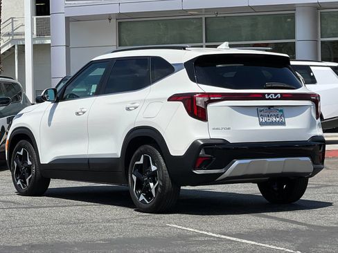 Certified 2025 Kia Seltos EX FWD image 5