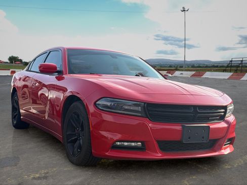 Used 2017 Dodge Charger SXT RWD image 2