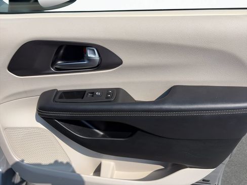 Used 2023 Chrysler Pacifica Touring-L FWD image 16
