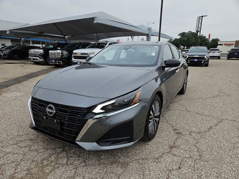 Used 2025 Nissan Altima 2.5 SV FWD image 4