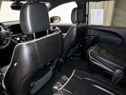 Used 2025 Chrysler Pacifica Limited FWD image 22