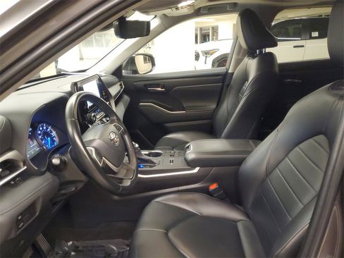 Certified 2023 Toyota Highlander XLE image 16