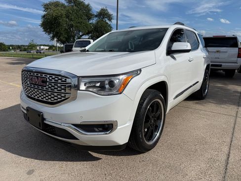 Used 2017 GMC Acadia Denali w/ Technology Package FWD image 3