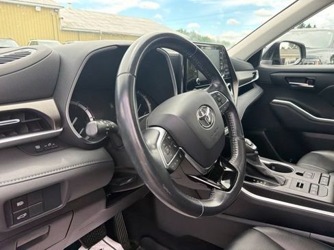 Used 2021 Toyota Highlander XLE AWD/4WD image 23