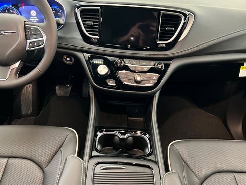 New 2026 Chrysler Pacifica Limited w/ Trailer Tow Group image 13