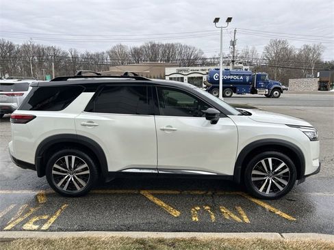 Used 2023 Nissan Pathfinder Platinum image 9