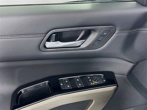 New 2025 Nissan Pathfinder Platinum image 18