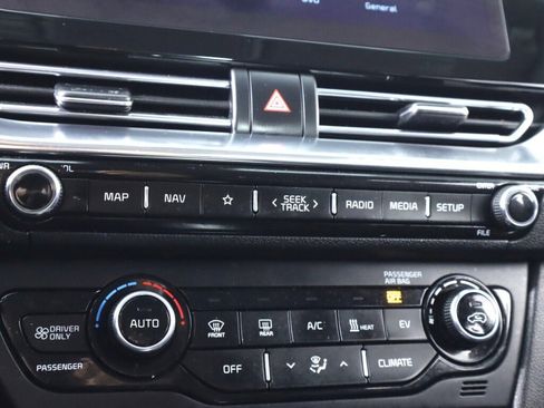 Used 2022 Kia Niro EX Premium w/ Cold Weather Package FWD image 22