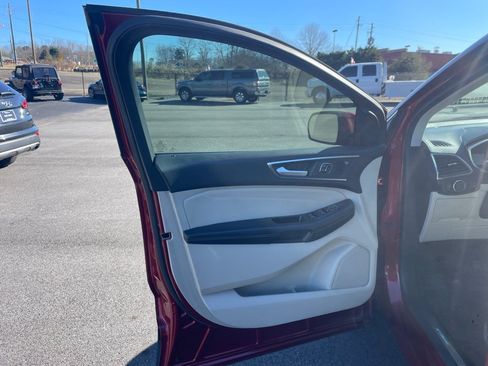 Used 2019 Ford Edge Titanium FWD image 10