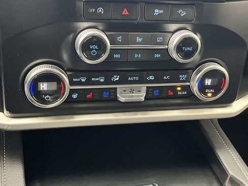 Used 2024 Ford Expedition Max XLT image 24