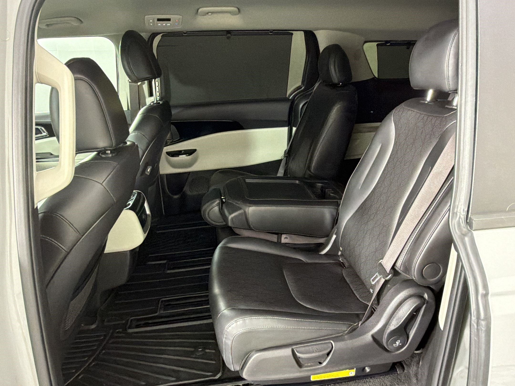 Used 2023 Kia Carnival EX FWD image 23
