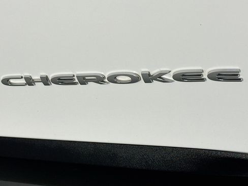 Used 2021 Jeep Cherokee Limited AWD/4WD image 9