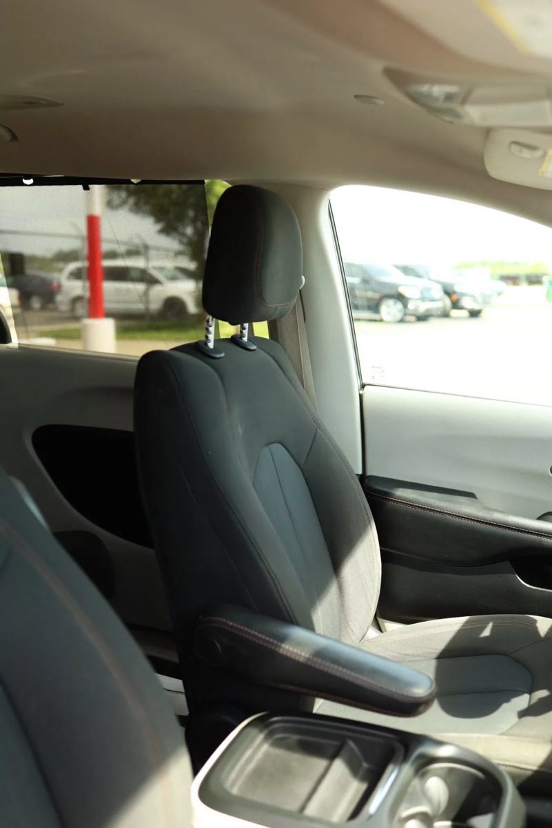 Used 2020 Chrysler Pacifica Touring w/ Advanced Safetytec Group FWD image 48