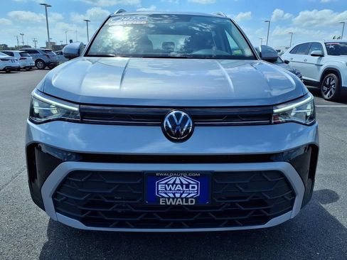 Certified 2025 Volkswagen Taos SE FWD image 6