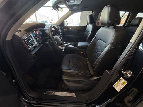 Used 2025 Volkswagen Atlas SE image 34