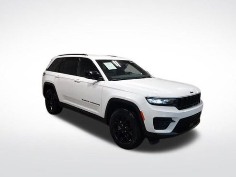 Used 2024 Jeep Grand Cherokee Altitude image 2