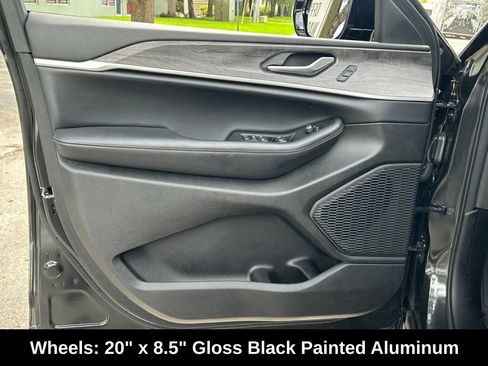 Used 2024 Jeep Grand Cherokee Limited w/ Black Appearance Package image 27