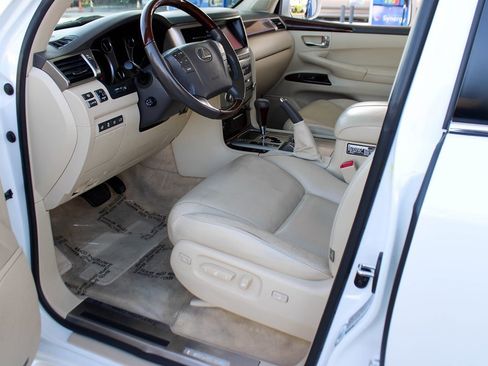 Used 2015 Lexus LX 570 4WD w/ Luxury Package image 14