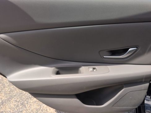 Used 2023 Hyundai Elantra SEL w/ Convenience Package image 32