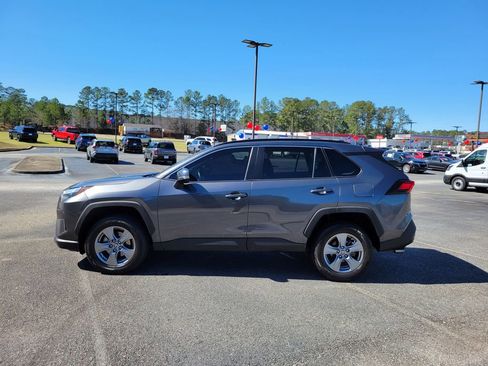 Used 2022 Toyota RAV4 XLE image 3