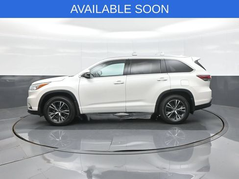 Used 2016 Toyota Highlander XLE AWD/4WD image 4