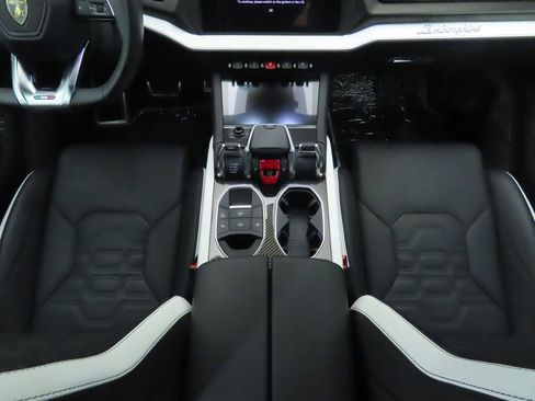 Used 2025 Lamborghini Urus SE image 17