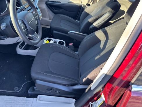 Used 2023 Chrysler Voyager LX image 10