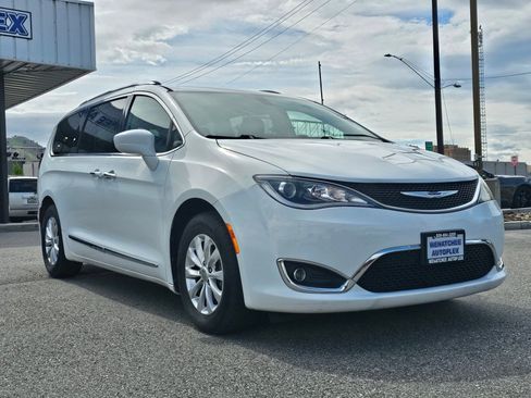 Used 2019 Chrysler Pacifica Touring-L FWD image 7