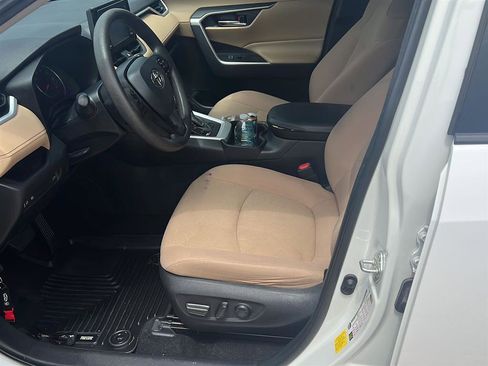 Used 2019 Toyota RAV4 XLE w/ Convenience Package FWD image 3