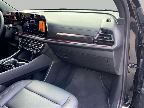 Used 2025 Chevrolet Traverse Z71 AWD/4WD image 19