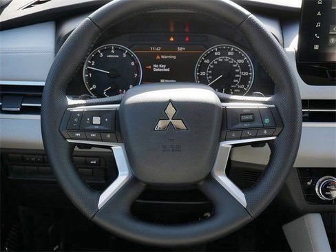 New 2026 Mitsubishi Outlander SE image 8