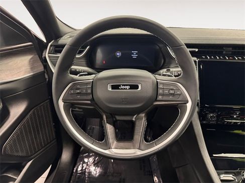 Used 2024 Jeep Grand Cherokee Limited image 12