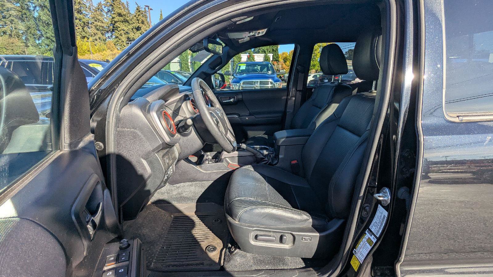 Used 2021 Toyota Tacoma TRD Sport w/ TRD Premium Sport Package AWD/4WD image 10