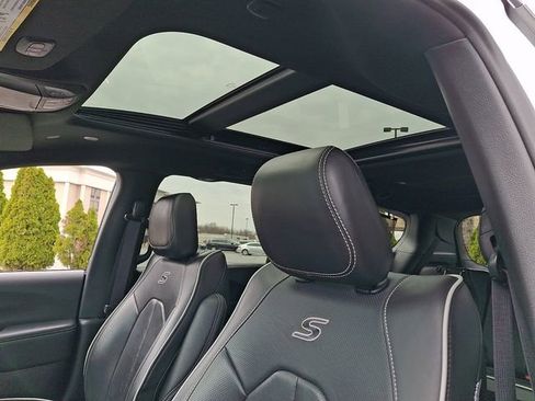 Used 2025 Chrysler Pacifica Limited image 14