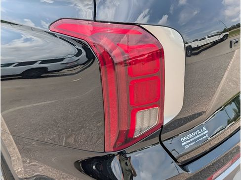 Used 2024 Hyundai Palisade SEL w/ Premium Package FWD image 4