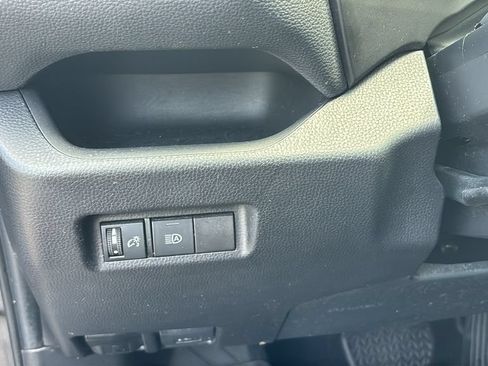 Used 2021 Toyota RAV4 LE AWD/4WD image 15
