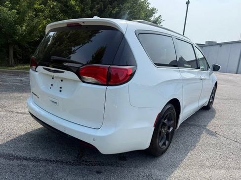 Used 2019 Chrysler Pacifica Touring-L w/ S Appearance Package FWD image 3
