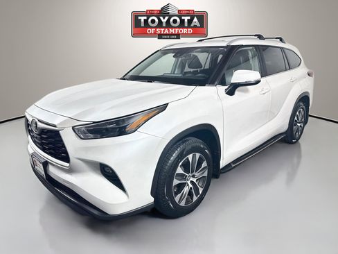 Used 2023 Toyota Highlander XLE AWD/4WD image 3