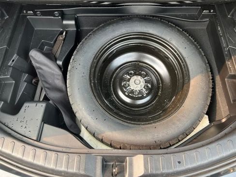Used 2018 Toyota RAV4 LE AWD/4WD image 13