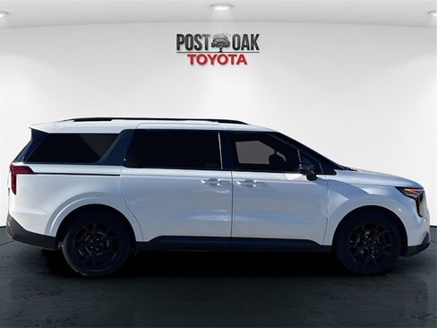 Used 2025 Kia Carnival SX w/ SX Dark Edition Package image 8