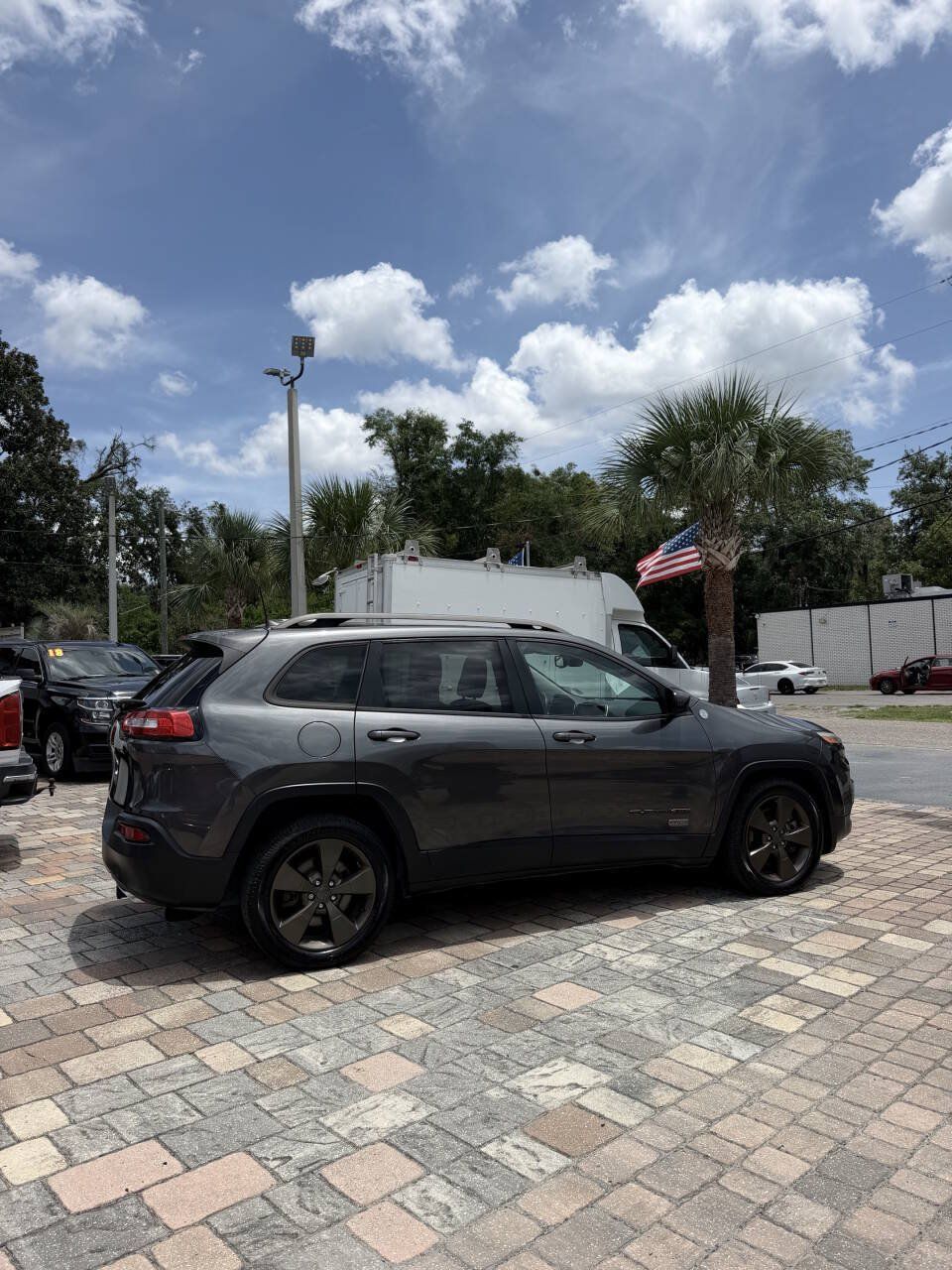Used 2017 Jeep Cherokee 75th Anniversary FWD image 5