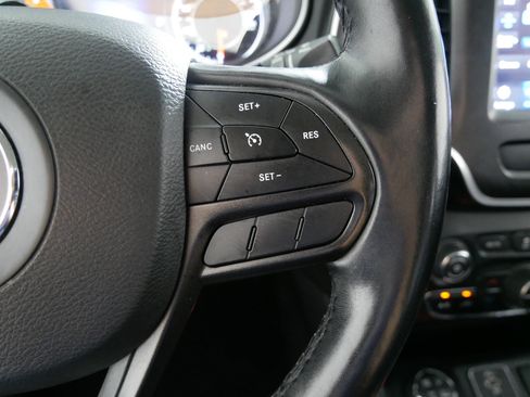 Used 2019 Jeep Cherokee Trailhawk w/ Comfort/Convenience Group AWD/4WD image 28
