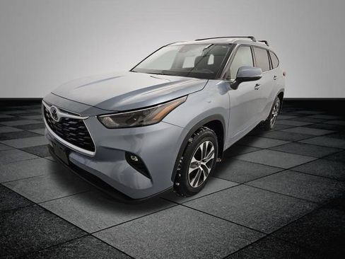 Certified 2022 Toyota Highlander XLE image 3