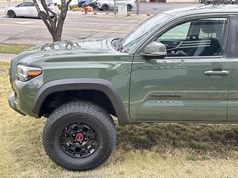 Used 2021 Toyota Tacoma TRD Off-Road image 11