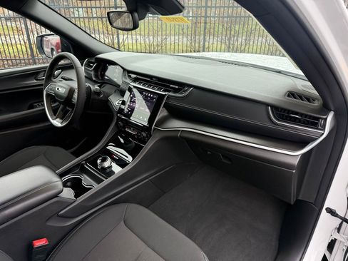 Used 2024 Jeep Grand Cherokee Laredo X image 12