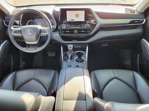 Used 2023 Toyota Highlander XLE image 14