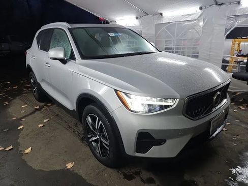 Used 2024 Volvo XC40 B5 Core image 2