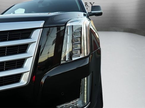 Used 2020 Cadillac Escalade ESV 4WD image 5