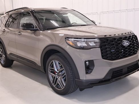 New 2027 Ford Explorer ST-Line w/ Premium Package AWD/4WD image 3