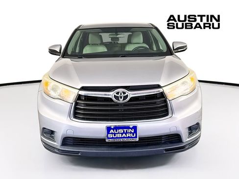 Used 2015 Toyota Highlander LE FWD image 2